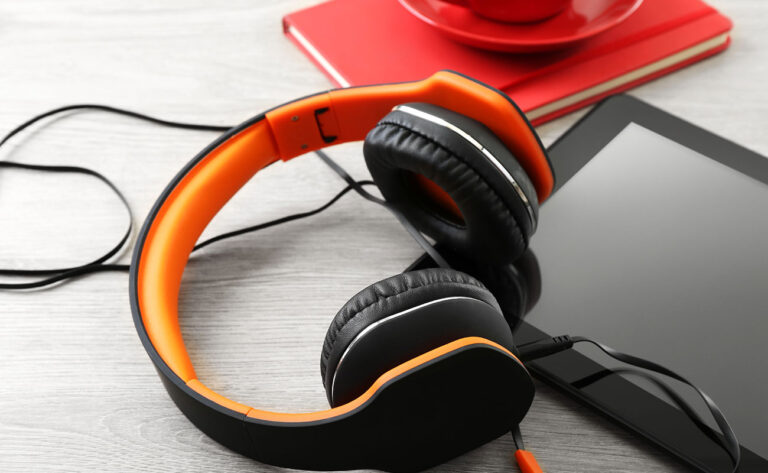 headphones-with-tabletp