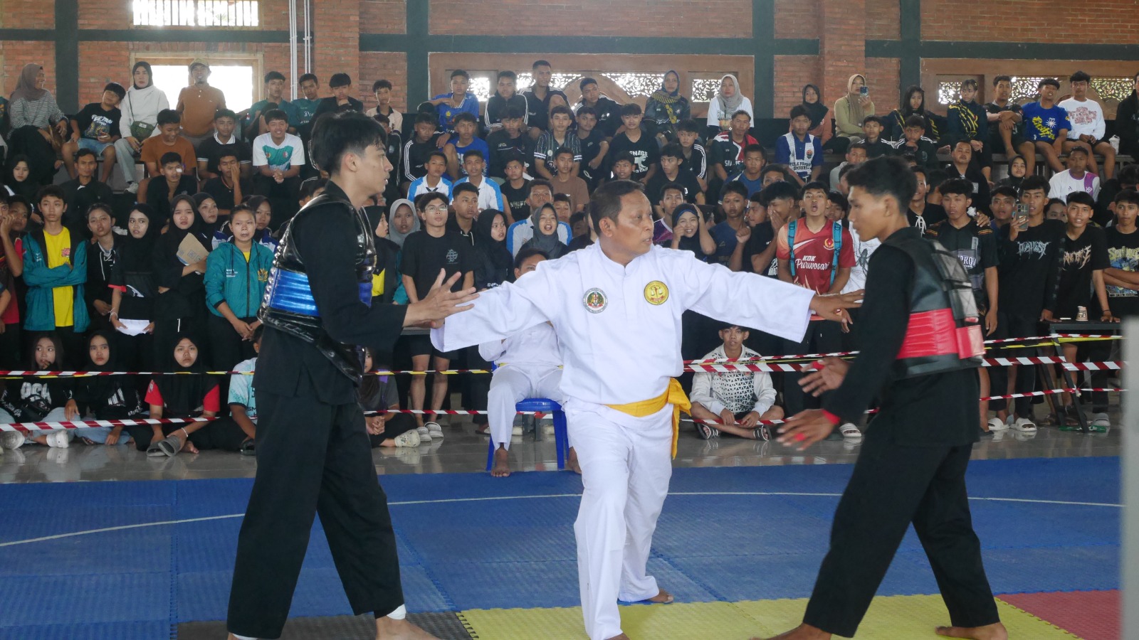 Memotivasi Wasit SH Cup, Kangmas Moch Mastur Hadiahkan Baju Wasit Yang Pernah Dipakai Memimpin Di Event Nasional Dan Internasional