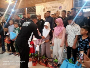 Komandan Pamter Kangmas Lugito menyerahkan santunan untuk anak yatim