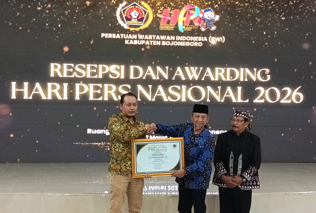 Kangmas Wahyu Subakdiono Terima penghargaan